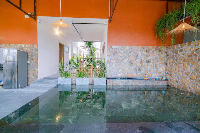 Hồ bơi tại Sea Lavie Homestay được thiết kế hiện đại c&ugrave;ng dịch vụ tiện nghi