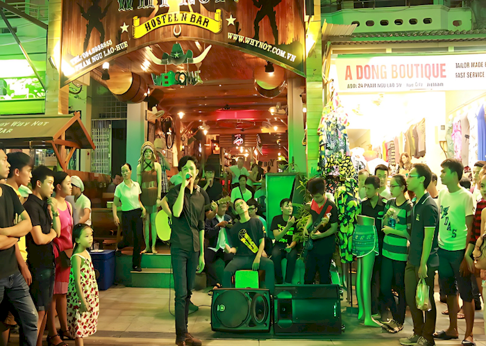 Thưởng thức c&aacute;c m&agrave;n biểu diễn nhạc s&ocirc;i động tại phố T&acirc;y Huế