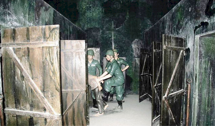 Ch&iacute;n Hầm phản &aacute;nh r&otilde; n&eacute;t sự t&agrave;n khốc v&agrave; tinh thần đấu tranh bền bỉ