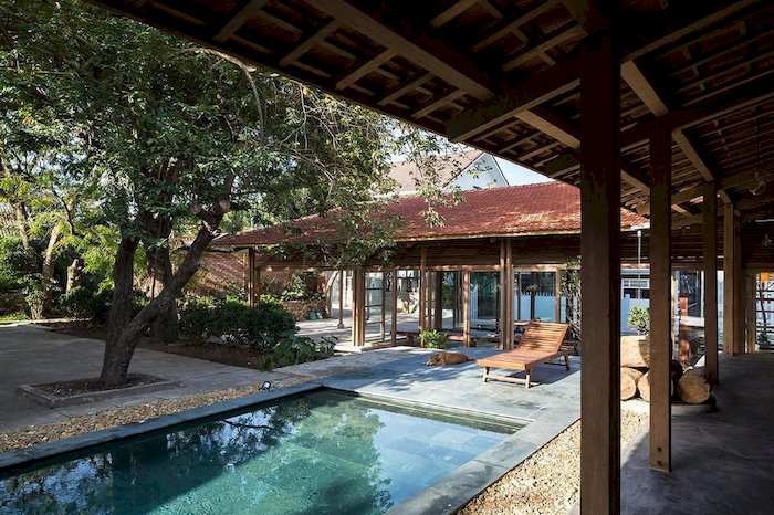 Hồ bơi tại Sahi Homestay Retreat được bao phủ bởi kh&ocirc;ng gian xanh m&aacute;t