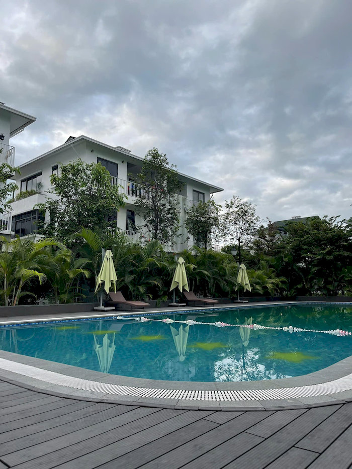 C&aacute;c ph&ograve;ng nghỉ tại SunHouse đều c&oacute; view hướng vườn v&agrave; hồ bơi, mang đến kh&ocirc;ng gian tho&aacute;ng đ&atilde;ng v&agrave; tận hưởng trọn vẹn kỳ nghỉ