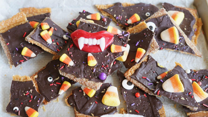 Kẹo Toffee truyền thống l&agrave; m&oacute;n kẹo bơ cứng được l&agrave;m từ đường n&acirc;u, bơ v&agrave; mật đường