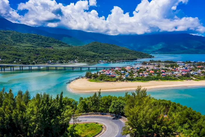 Vịnh Lăng C&ocirc; l&agrave; một trong b&atilde;i biển đẹp nhất h&agrave;nh tinh m&agrave; bạn kh&ocirc;ng n&ecirc;n bỏ qua khi c&oacute; dịp đến Huế