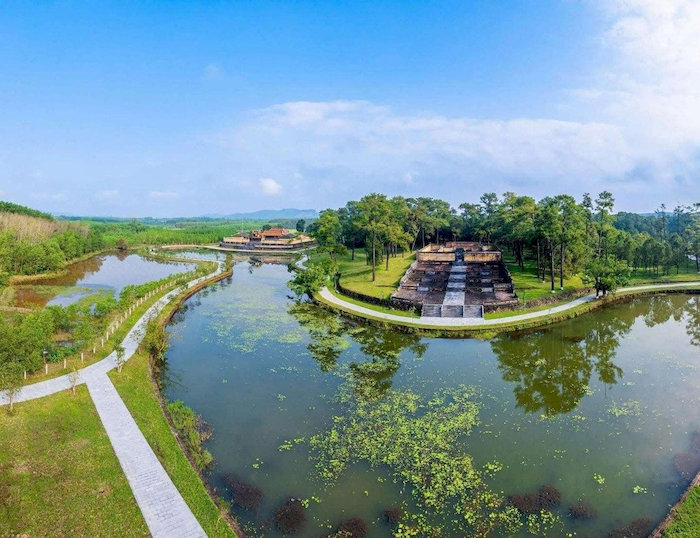 Lăng Gia Long được x&acirc;y dựng tr&ecirc;n v&ugrave;ng đồi n&uacute;i rộng lớn, c&oacute; cảnh quan h&ugrave;ng vĩ