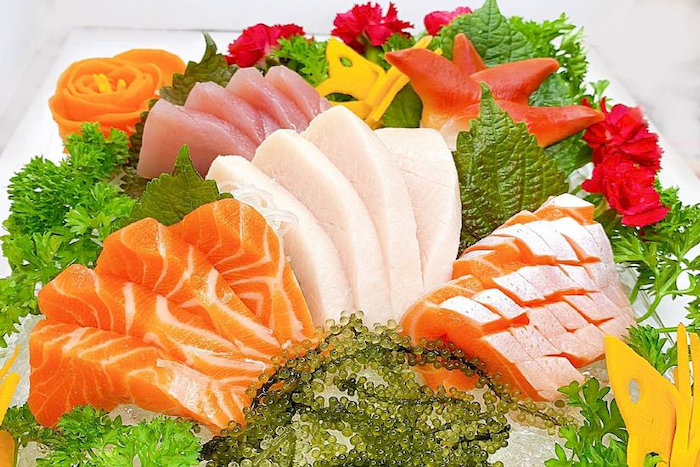 Sushi v&agrave; Sashimi sẽ mang đến sự tươi ngon, thanh m&aacute;t, tạo điểm nhấn độc đ&aacute;o cho bữa tiệc Gi&aacute;ng sinh b&ecirc;n gia đ&igrave;nh