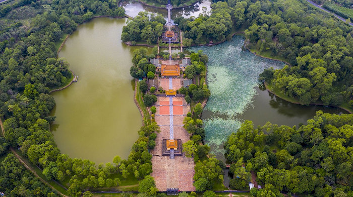 Kh&ocirc;ng gian thơ mộng với hồ sen, cầu đ&aacute; v&agrave; rừng c&acirc;y xanh r&igrave; khiến lăng Minh Mạng trở th&agrave;nh điểm check-in được nhiều người y&ecirc;u th&iacute;ch
