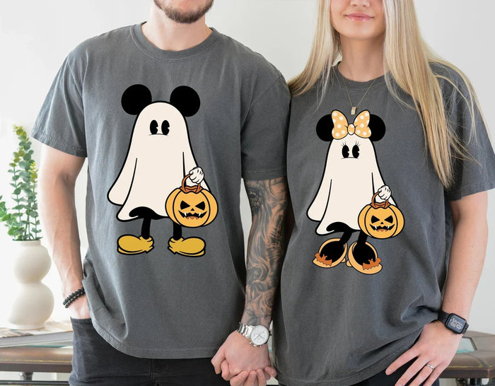 Áo đôi in họa tiết Halloween độc đáo sẽ giúp cặp đôi nổi bật và ăn ý khi cùng nhau dạo phố