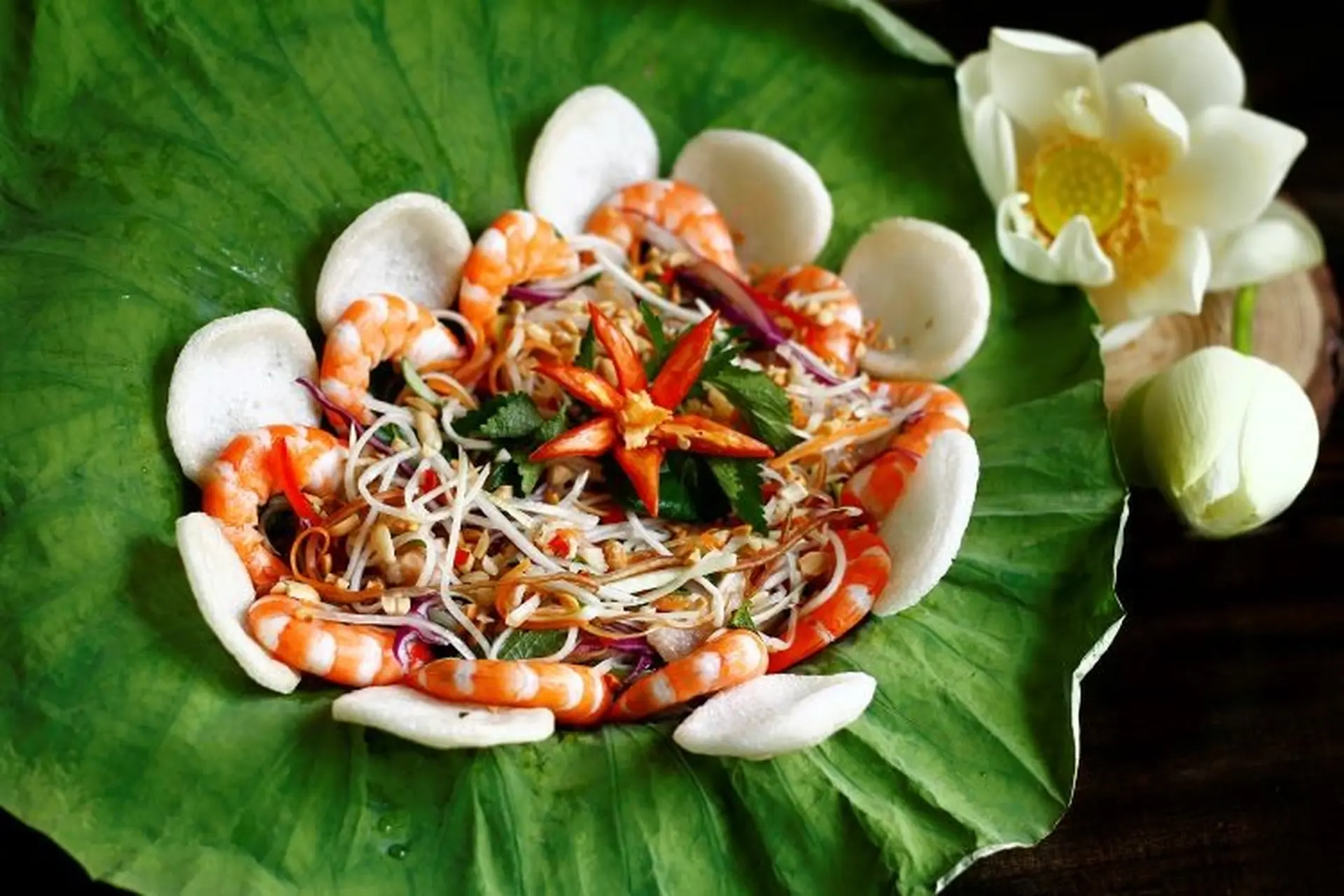 Gỏi thanh trà tôm thịt là món ăn thanh mát, kết hợp vị chua ngọt đặc trưng của thanh trà
