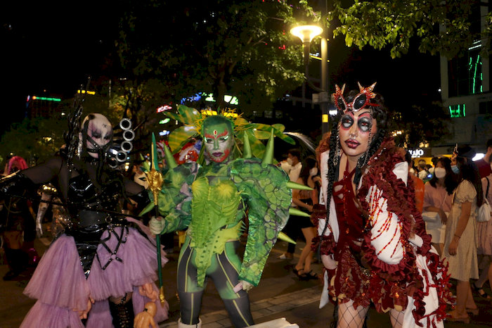 Người dân hóa trang Halloween đổ bộ khu phố đi bộ nổi tiếng ở Huế