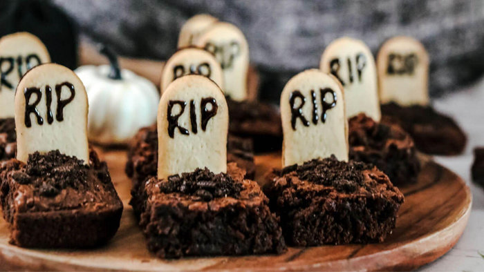 B&aacute;nh brownie ng&ocirc;i mộ cổ l&agrave; m&oacute;n tr&aacute;ng miệng đậm đ&agrave; d&agrave;nh cho những t&iacute;n đồ chocolate