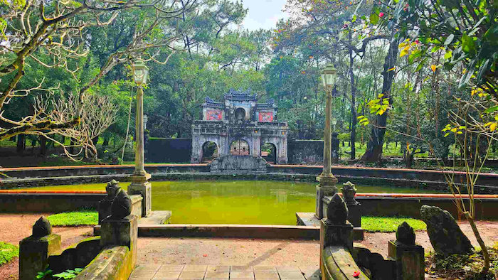 Mỗi dịp Vu lan, ch&ugrave;a Từ Hiếu thu h&uacute;t đ&ocirc;ng đảo Phật tử v&agrave; giới trẻ đến d&acirc;ng hương, cầu nguyện v&agrave; tản bộ thư gi&atilde;n