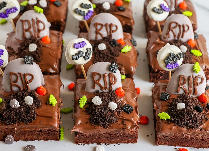Bạn c&oacute; thể rắc ch&uacute;t bột cacao l&ecirc;n tr&ecirc;n mặt b&aacute;nh brownies để tạo hiệu ứng đất mộ