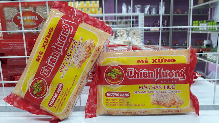 M&egrave; xửng Thi&ecirc;n Hương mang đến nhiều lựa chọn hấp dẫn như m&egrave; xửng gi&ograve;n, m&egrave; xửng dẻo, kẹo đậu phộng, v.v