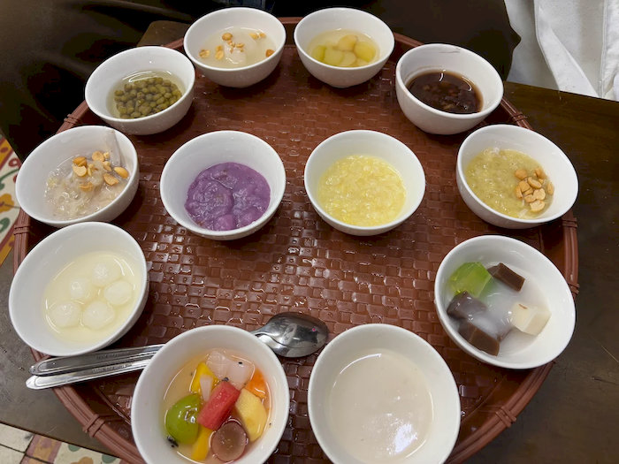 Khay ch&egrave; 12 ch&eacute;n gi&uacute;p thực kh&aacute;ch thưởng thức trọn vẹn hương vị đa dạng của c&aacute;c loại ch&egrave; Huế chỉ trong một lần gh&eacute; thăm