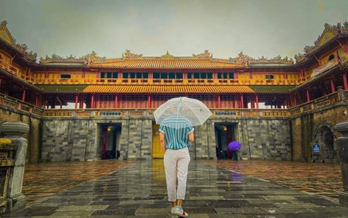 Chọn lựa trang phục vừa lịch l&atilde;m vừa thoải m&aacute;i để dạo phố ẩm ướt.