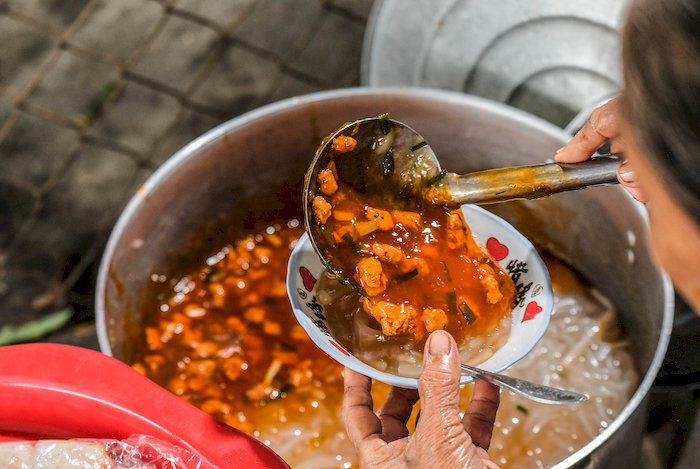 Sắc cam rực rỡ trong tô bánh canh Nam Phổ, hấp dẫn mọi ánh nhìn