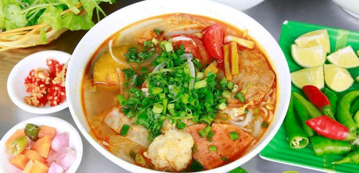 B&uacute;n chả c&aacute; Huế với nước d&ugrave;ng thanh ngọt ăn k&egrave;m với chả c&aacute; dai ngon