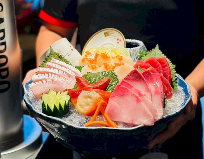 Sashimi tại Shino Sushi tươi rói, cắt lát tinh xảo, thể hiện trọn vẹn tinh hoa ẩm thực Nhật