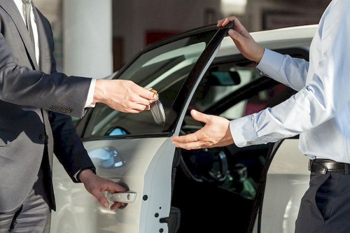 Những điều cần lưu &yacute; khi k&yacute; hợp đồng thu&ecirc; xe để tr&aacute;nh ph&aacute;t sinh rủi ro v&agrave; đảm bảo quyền lợi của bạn