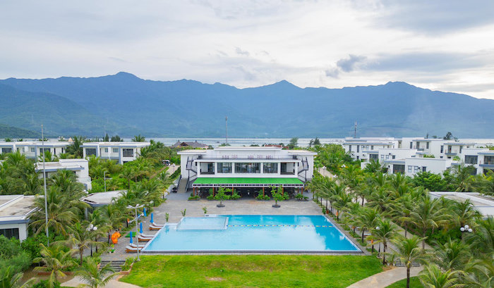 Langco Bay Retreat tọa lạc ngay tr&ecirc;n bờ biển Lăng C&ocirc; xanh mướt