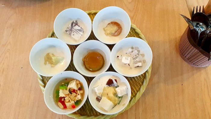 Kh&ocirc;ng chỉ dừng lại ở ch&egrave; truyền thống, Đ&ocirc;ng Sương Sầu c&ograve;n chinh phục thực kh&aacute;ch bằng một menu đa dạng với nhiều m&oacute;n ch&egrave; hấp dẫn kh&aacute;c