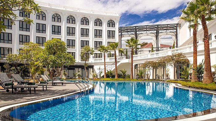 Silk Path Grand Hotel & Spa Huế với lối kiến tr&uacute;c sang trọng nằm ngay trung t&acirc;m th&agrave;nh phố Huế