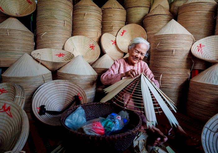 L&agrave;ng nghề n&oacute;n l&aacute; T&acirc;y Hồ gợi l&ecirc;n một cảm gi&aacute;c y&ecirc;n b&igrave;nh, tĩnh lặng