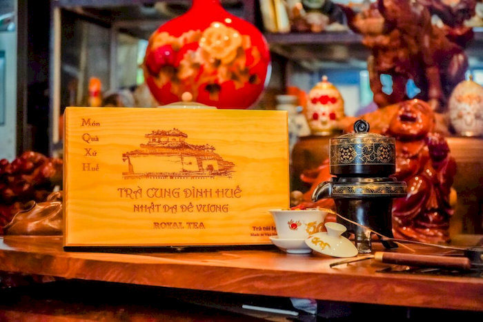 Trà cung đình Huế Nhất Dạ Đế Vương là loại trà thượng hạng được chế biến từ 26 thảo dược quý