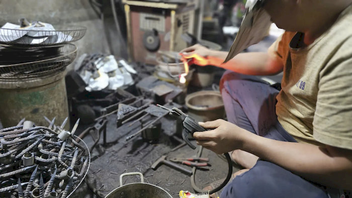 Thợ r&egrave;n l&agrave;ng nghề Hiền Lương với nhiều năm kinh nghiệm, tỉ mỉ trong từng c&ocirc;ng đoạn