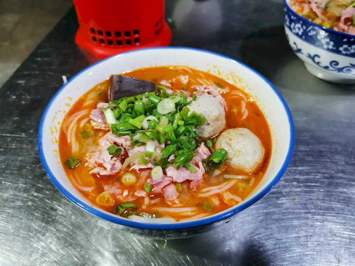 B&uacute;n b&ograve; O Phụng - Ch&uacute; Vọng nổi tiếng với nước d&ugrave;ng đậm vị, thơm m&ugrave;i ruốc v&agrave; sả