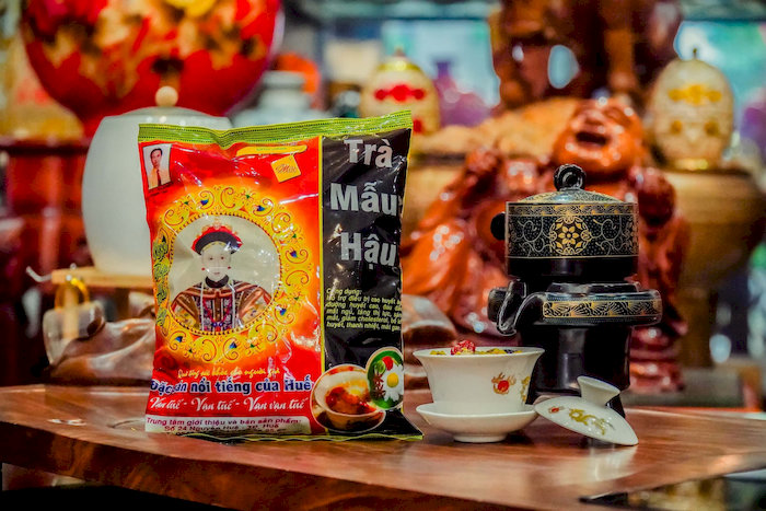Tr&agrave; cung đ&igrave;nh Huế Mẫu Hậu được nhiều người ưa chuộng nhờ th&agrave;nh phần l&agrave;nh t&iacute;nh, hương vị thanh nhẹ dễ uống