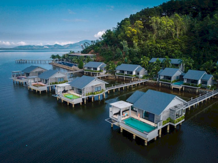 Vedana Lagoon Resort & Spa nổi bật với c&aacute;c căn villa nằm nổi tr&ecirc;n nước