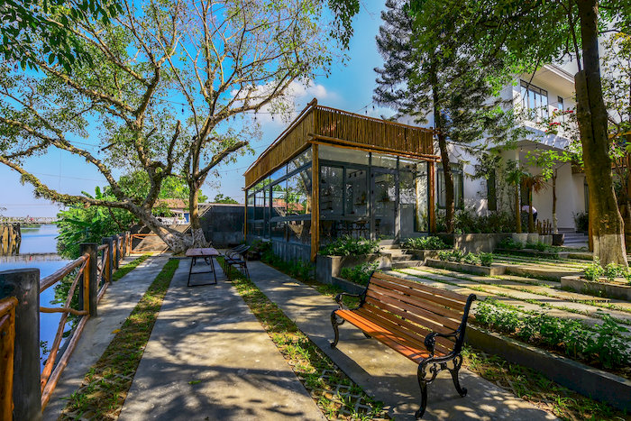 Khách sạn La Paix Hue Riverside Villa sang trọng với vườn cây xanh mướt bên cạnh bờ sông Hương