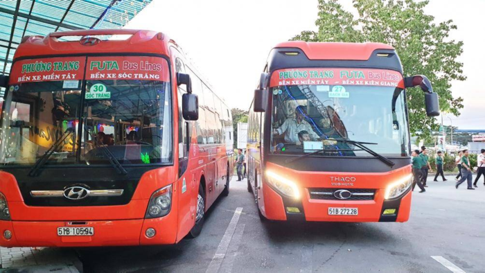 Có nhiều cách di chuyển từ Huế vào Đà Nẵng như xe khách, tàu hỏa hoặc xe máy
