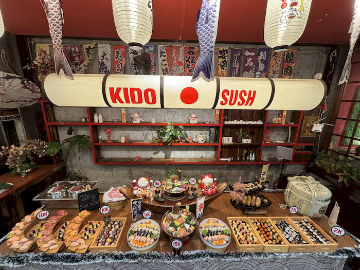 Quầy buffet Kido Sushi đa dạng, tươi rói với nhiều món cuộn sáng tạo và mức giá chỉ từ 5.000 VNĐ