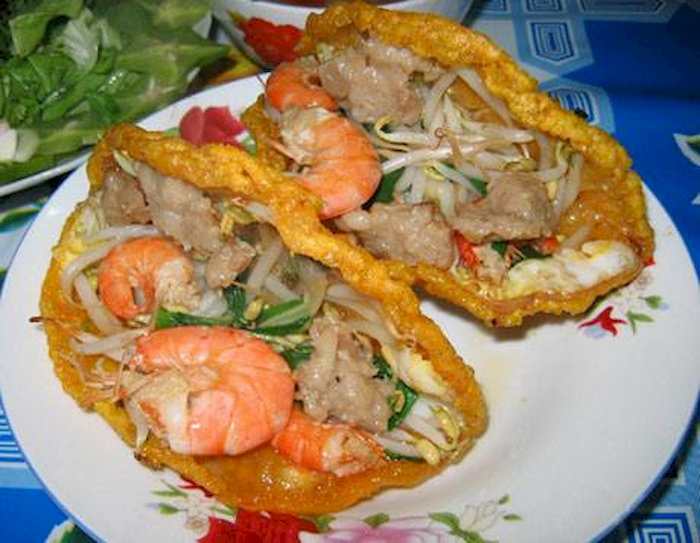 Những chiếc b&aacute;nh thơm ngon kết hợp c&ugrave;ng nước chấm cay nồng đ&atilde; để lại thương nhớ rất nhiều cho mỗi thực kh&aacute;ch khi tới đ&acirc;y