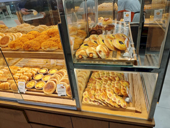 BreadTalk mang đến thực đơn đa dạng với đủ loại b&aacute;nh mặn, ngọt