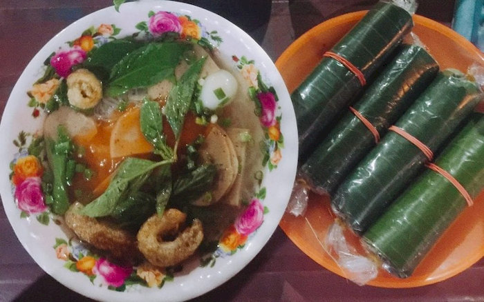 Tô hủ tiếu nóng hổi, thơm lừng kèm tré đặc sản, hương vị đậm đà khó quên.