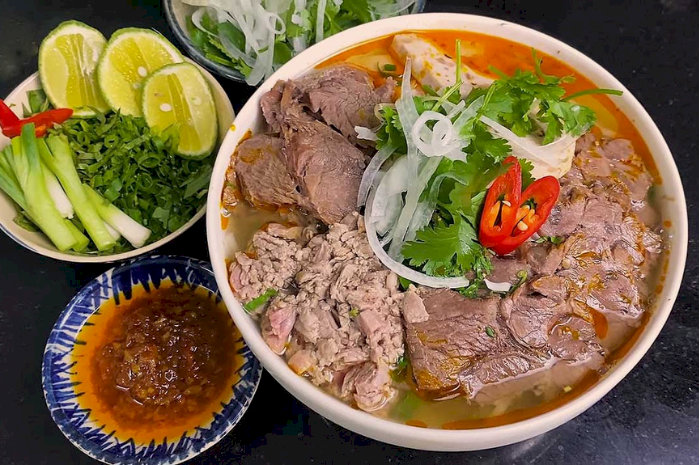 B&uacute;n b&ograve; Huế thơm mắm ruốc v&agrave; sả ăn k&egrave;m với nhiều loại topping ngon chuẩn vị&nbsp;