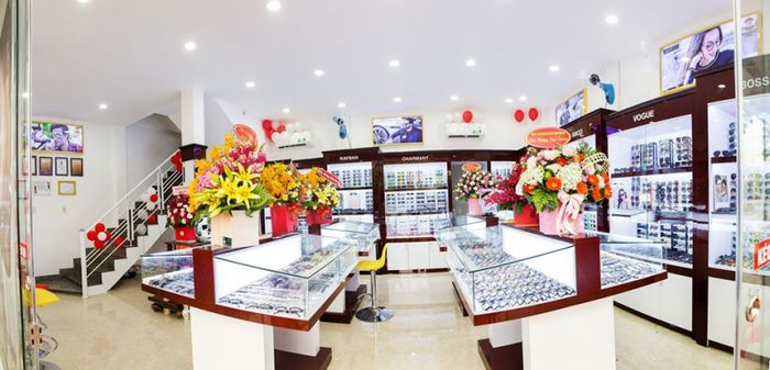 Từng chiếc kính chất lượng chuẩn quốc tế được trưng bày cẩn thận 