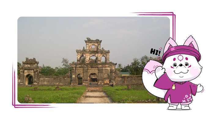 Lăng Dục Đức l&agrave; nơi an nghỉ của ba triều đại vua Dục Đức, Th&agrave;nh Th&aacute;i v&agrave; Duy T&acirc;n, gắn liền với biến động lịch sử bi tr&aacute;ng của triều Nguyễn