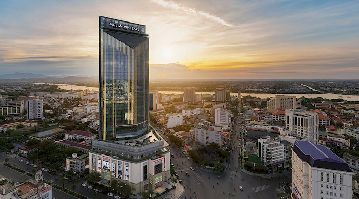 Melia Vinpearl Huế l&agrave; kh&aacute;ch sạn cao cấp h&agrave;ng đầu, tọa lạc tại trung t&acirc;m th&agrave;nh phố Huế