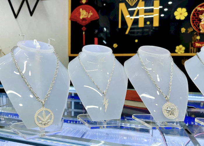 Các thiết kế tại Tiệm bạc Minh Hoài nổi bật với sự tinh tế, hiện đại, thanh lịch, phù hợp cho cả nam và nữ