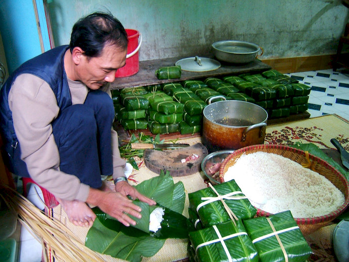 B&aacute;nh chưng Nhật Lệ d&ugrave;ng gạo nếp ngon, đậu xanh c&agrave; nhuyễn v&agrave; thịt ba chỉ ướp ti&ecirc;u muối, sau đ&oacute; g&oacute;i trong l&aacute; dong xanh mướt