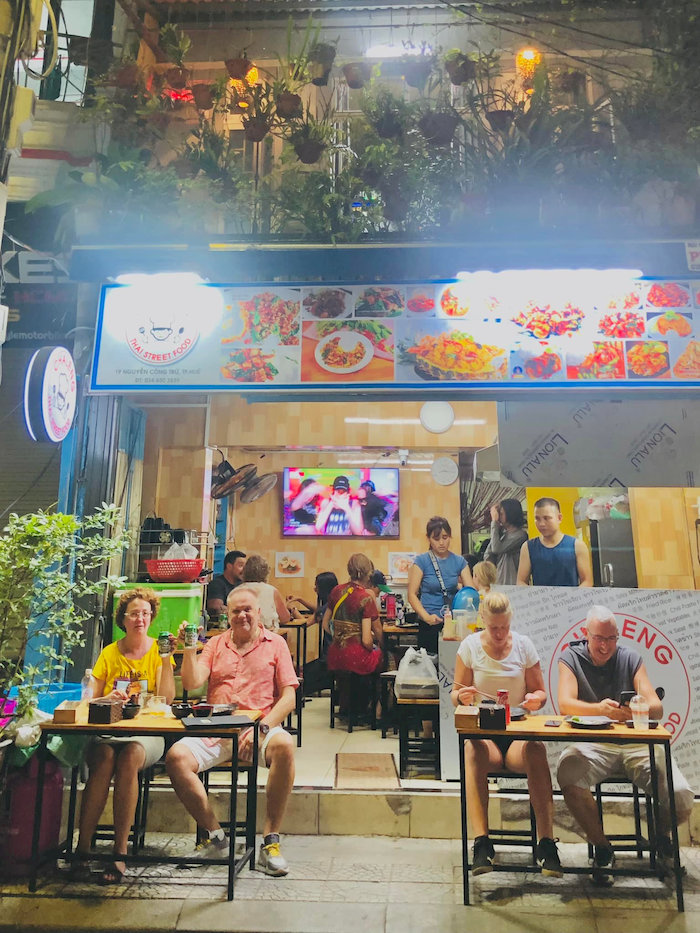 Chaleng Thai Food sở hữu kh&ocirc;ng gian ngo&agrave;i trời rộng r&atilde;i v&agrave; tho&aacute;ng m&aacute;t
