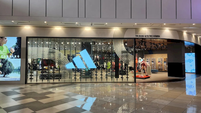 Tại Adidas bạn có thể dễ dàng tìm được những sản phẩm thể thao cao cấp và bền bỉ