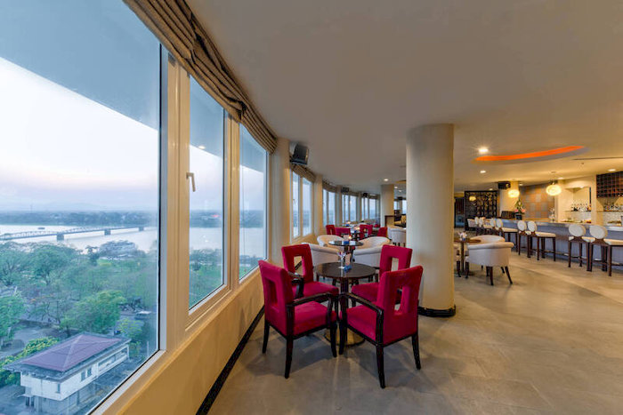Khách sạn Mường Thanh Holiday Huế lưu giữ nét đẹp cổ kính với góc nhìn sông Hương đầy thơ mộng