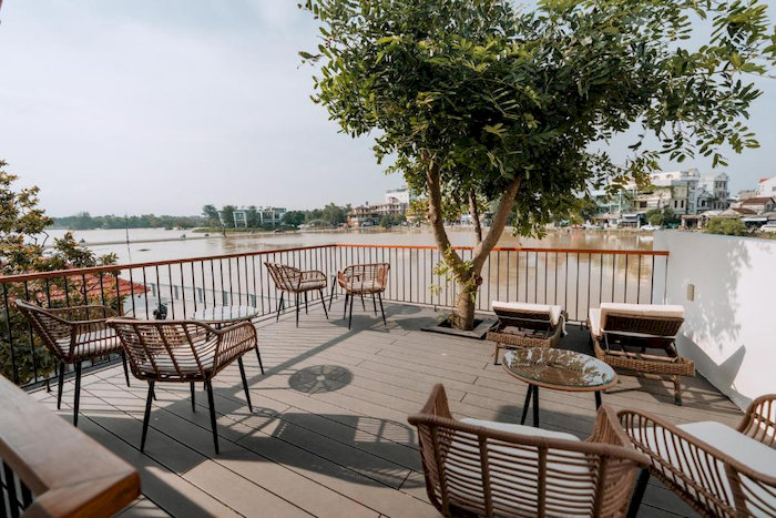 Hue Riverside Villa nằm cạnh bờ sông Như Ý đẹp như tranh vẽ