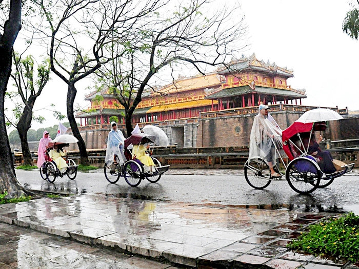 Huế m&ugrave;a mưa mang một n&eacute;t đẹp trầm mặc, tĩnh lặng vốn c&oacute; khi kh&ocirc;ng qu&aacute; đ&ocirc;ng du kh&aacute;ch