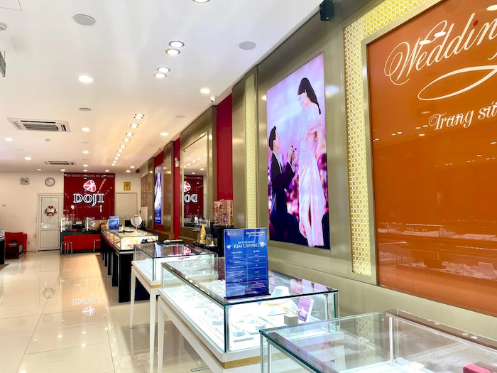 DOJI với không gian mua sắm được thiết kế hiện đại, sang trọng mang đến trải nghiệm đẳng cấp cho mọi khách hàng